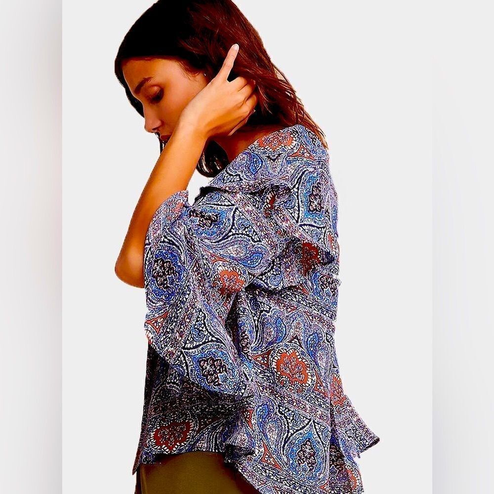 JACK bb Dakota 
Eat Slay Love Printed Top flare sleeve blue & rust - Picture 4 of 10